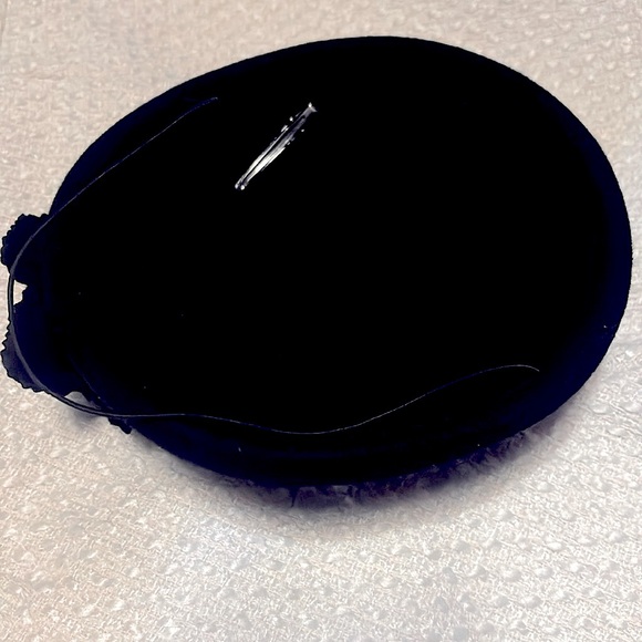 Vintage wool felt fascinator with monochromatic flower with leaves - Picture 8 of 9